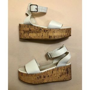 Platform sandals with cork accent